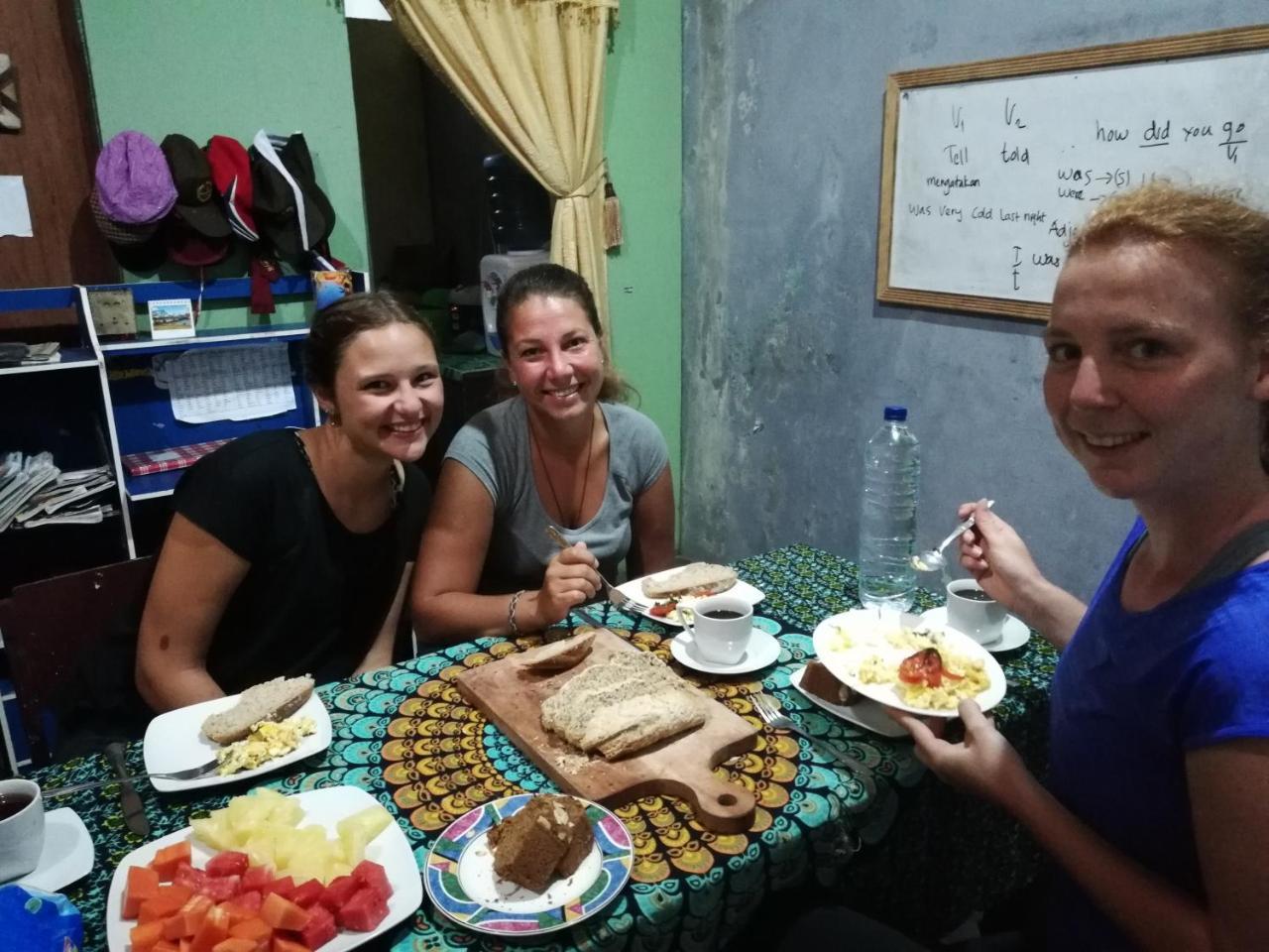 Smiley's Homestay Berastagi Dış mekan fotoğraf